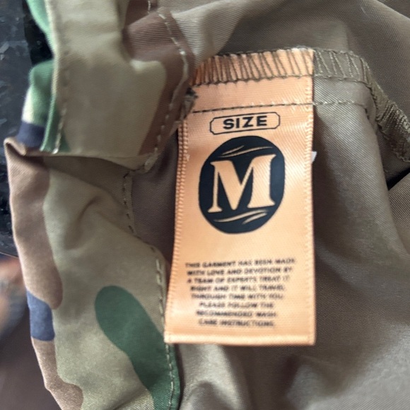 Women's Camouflage Cropped Hoodie - Picture 8 of 8